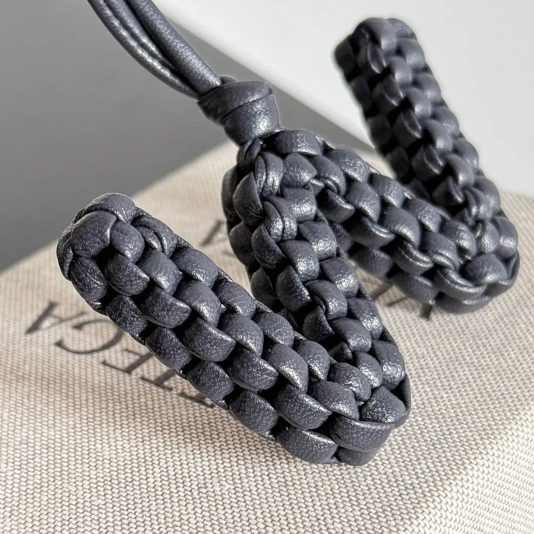 Batch 420 Let’s see what new cute little thing BV has released~ It’s this letter pendant, which is different from the puppy pendant. The weaving of this letter is more three-dimensional, and the material is very solid, and it is not easy to deform even if it is folded. Style number: W